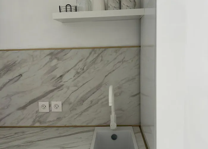 A 50 M De La * Canet-en-Roussillon